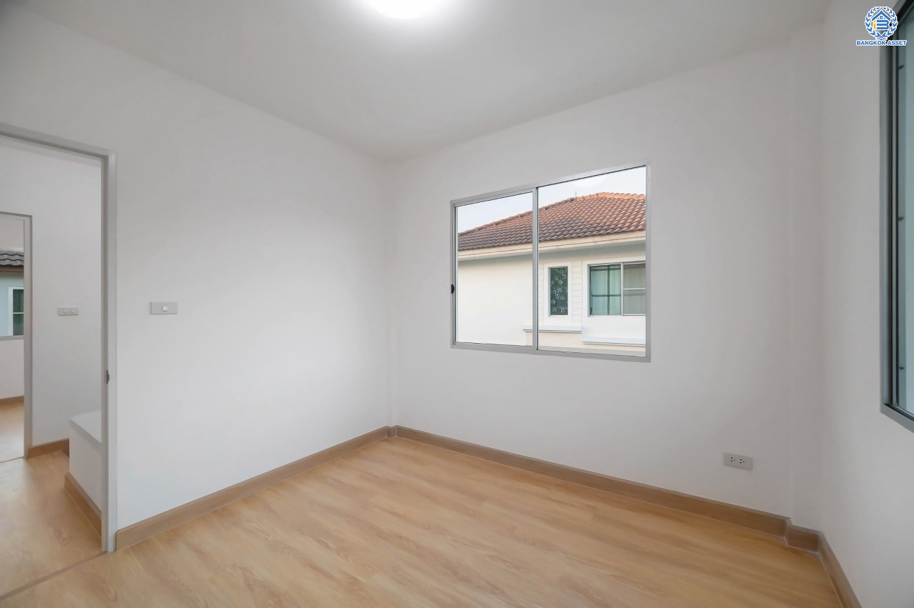 บ้านมือสองตกแต่งใหม่ โครงการ พฤกษ์ลดา ติวานนท์-ราชพฤกษ์ แบรนด์ L&H เนื้อที่ 50.2 ตร.ว. ฟังก์ชัน 3 ห้องนอน 2 ห้องน้ำ จอดรถได้ 2 คัน บ้านสไตล์มินิมอล ดูอบอุ่นน่าอยู่อาศัย บนทำเลติดใหญ่ ถนน 345 เชื่อมต่อหลายน ถนนราชพฤกษ์ ถนนชัยพฤกษ์ ถนนศรีสมาน ใกล้ทางด่วน "ศรีสมาน"...